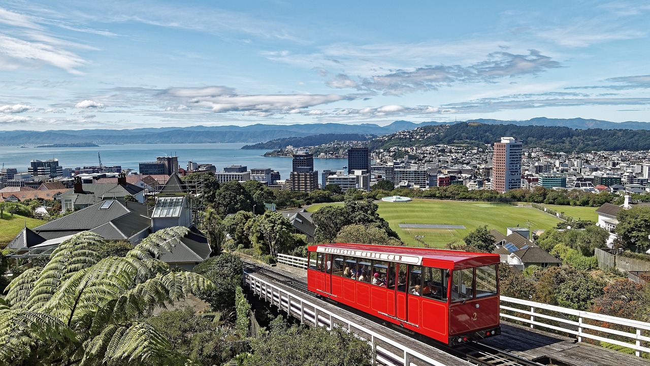 Rote Standseilbahn oberhalb einer Stadt am Wasser